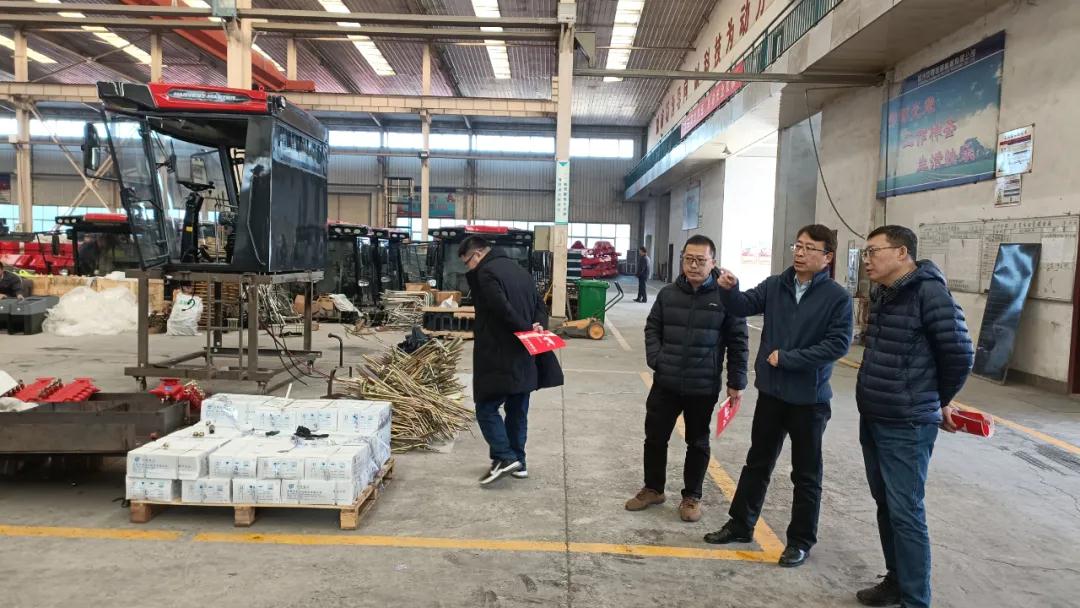 熱烈歡迎中國(guó)農(nóng)機(jī)工業(yè)協(xié)會(huì)代表團(tuán)蒞臨鄭州中聯(lián)參觀指導(dǎo)工作 12.243.jpg