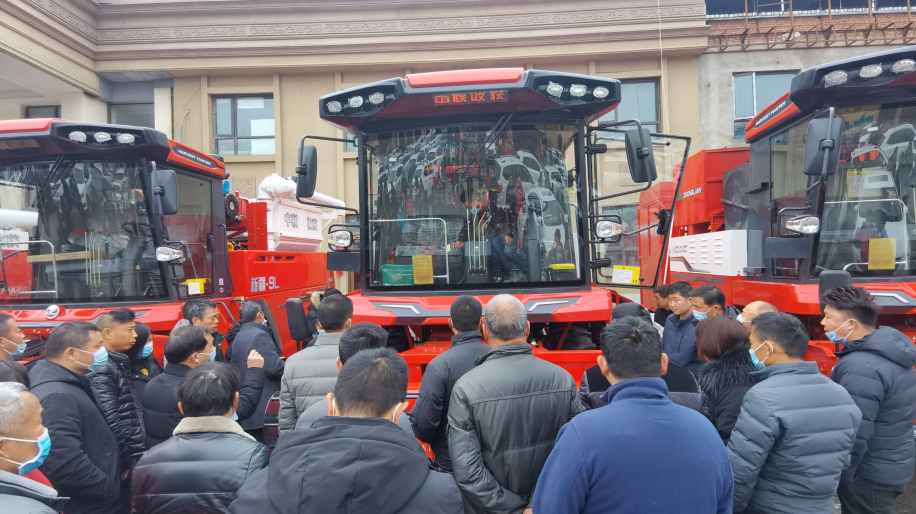 2022中聯(lián)收獲新款收割機(jī)閃耀亮相駐馬店及保養(yǎng)方法 1644374757(1).jpg