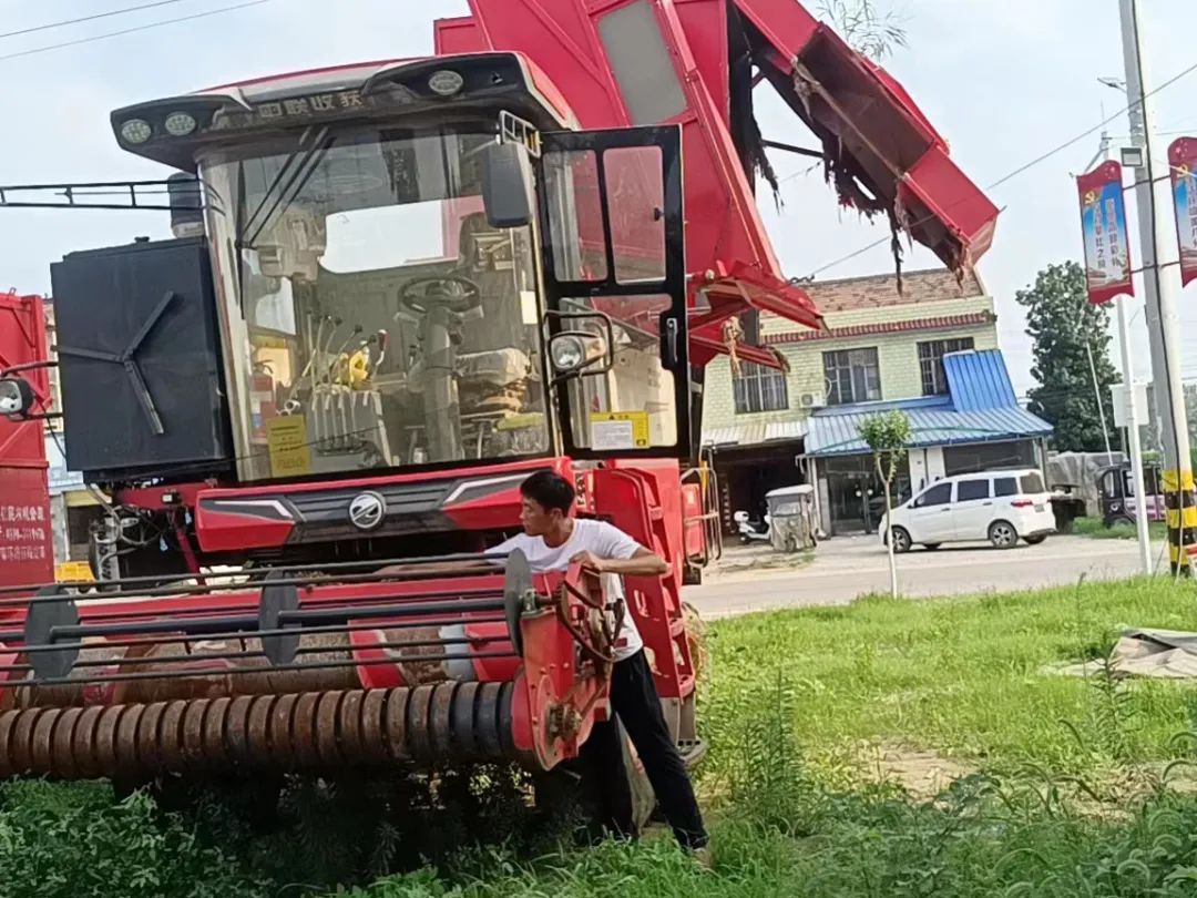 正陽陳嶺:中聯(lián)收獲“送”了我一臺大眾車 7281.jpg