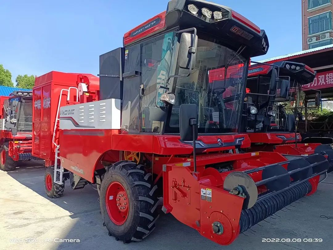 崔海:我?guī)е新?lián)收獲車(chē)隊(duì)收花生 812.jpg