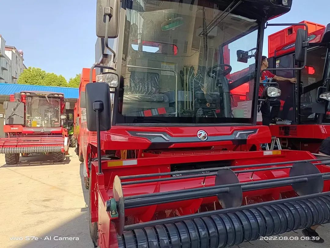 崔海:我?guī)е新?lián)收獲車(chē)隊(duì)收花生 813.jpg