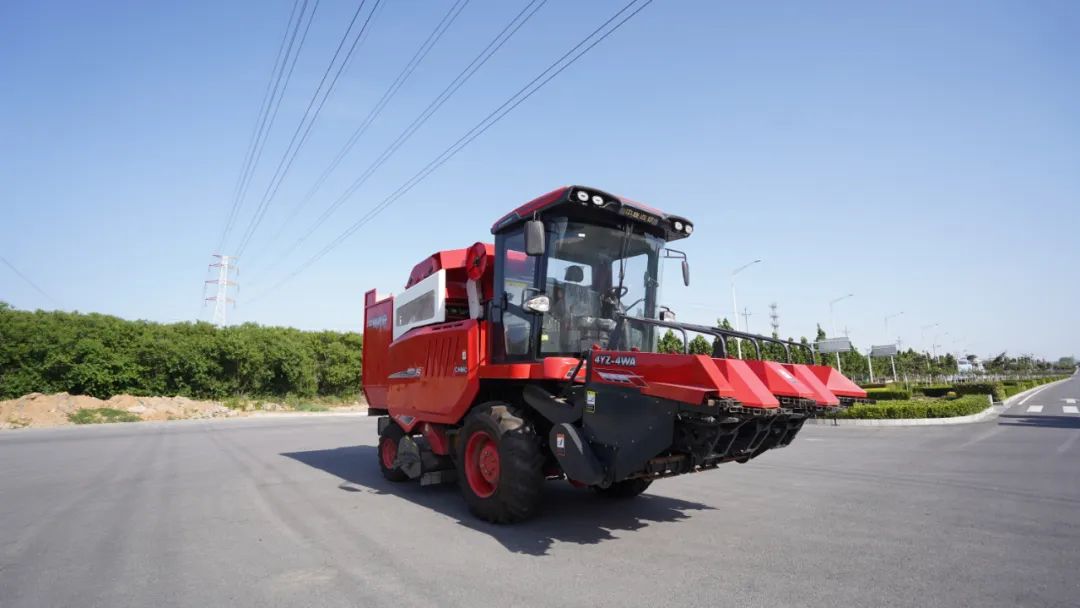 保定用戶于立賓:日均作業(yè)100畝 “致富利器”中聯(lián)收獲玉米機(jī) 930-3.jpg