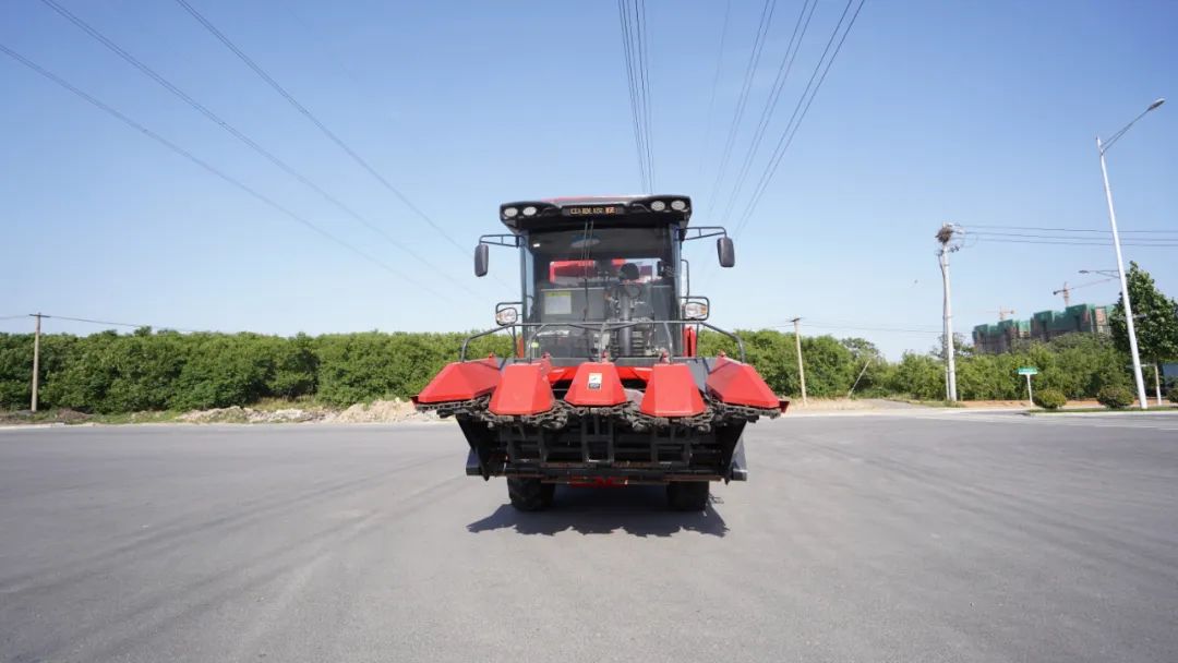 保定用戶于立賓:日均作業(yè)100畝 “致富利器”中聯(lián)收獲玉米機(jī) 930-4.jpg